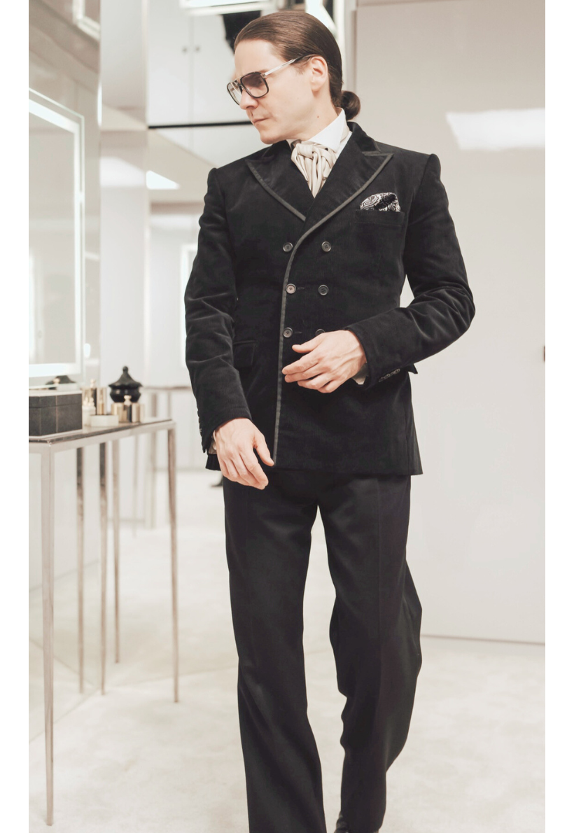 Imagem: Cortesia Disney+ Daniel Brühl como Karl Lagerfeld