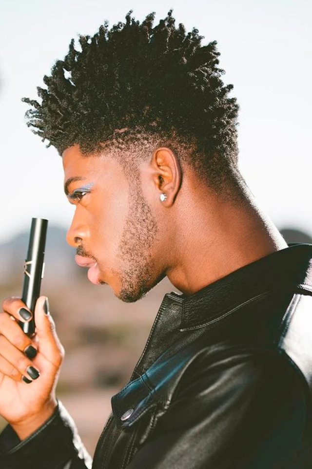 No primeiro vídeo, Lil Nas X é questionado sobre seu cheiro favorito e responde: Rihanna.