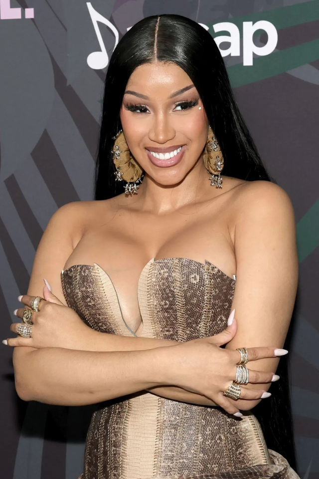 O segundo vídeo mostra Cardi B encontrando Rihanna no BET Awards. Com um sorriso de orelha a orelha, Cardi B exclama: "Ela cheira bem!"