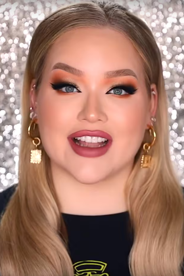O terceiro vídeo é da sensação do YouTube Nikkie Tutorials. Descrevendo um abraço com Rihanna em um evento da Fenty Beauty, Nikkie diz: "Ela cheira a paraíso"
