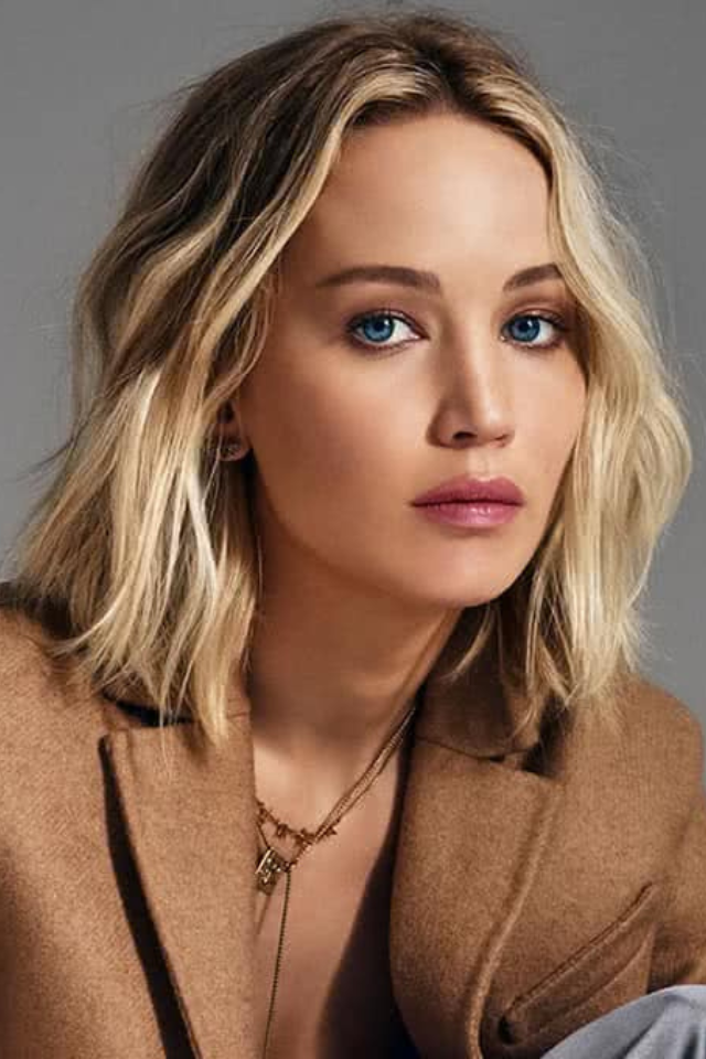 Jennifer Lawrence relembrou o encontro com Rihanna durante a turnê de imprensa de Jogos Vorazes : "Ela era tão, tão linda, tinha uma pele muito, muito macia e cheirava muito bem."